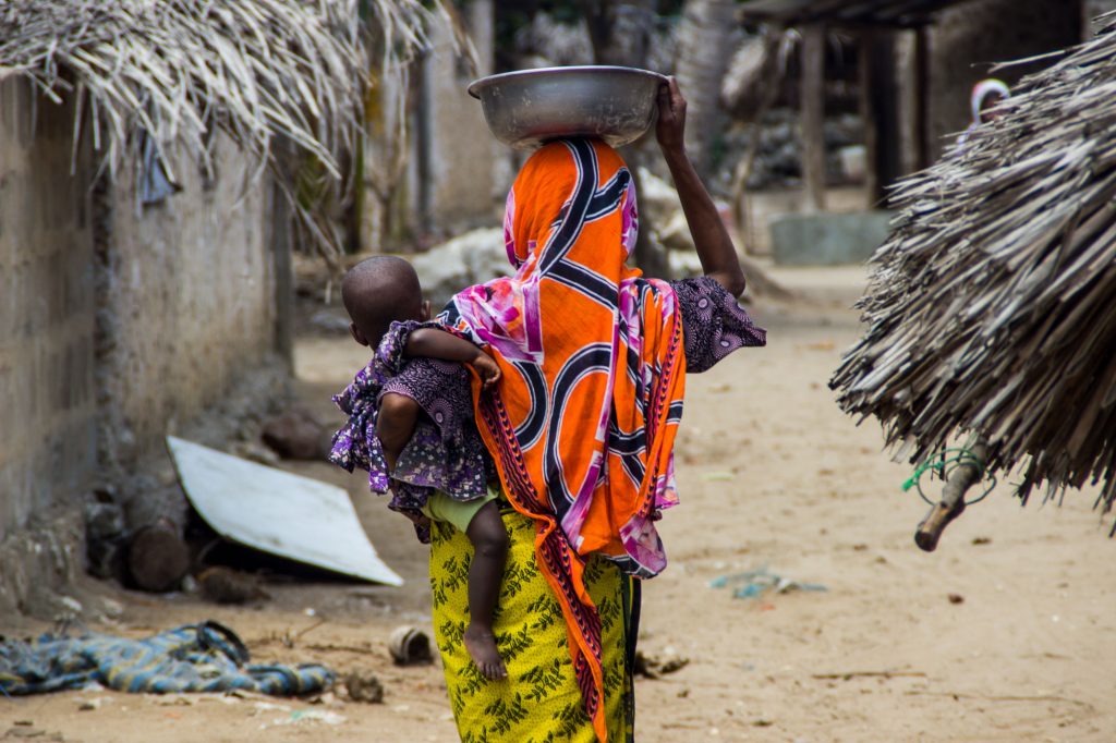 Tansanische Frau mit Kind